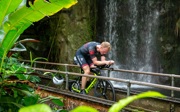 Triathlet trainiert im Zoo für den Ironman